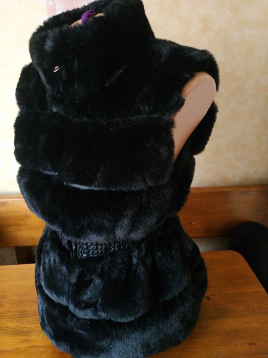 Тепла та пухнаста стильна чорна хутряна жилетка CAMEO ROSE 44 розмір