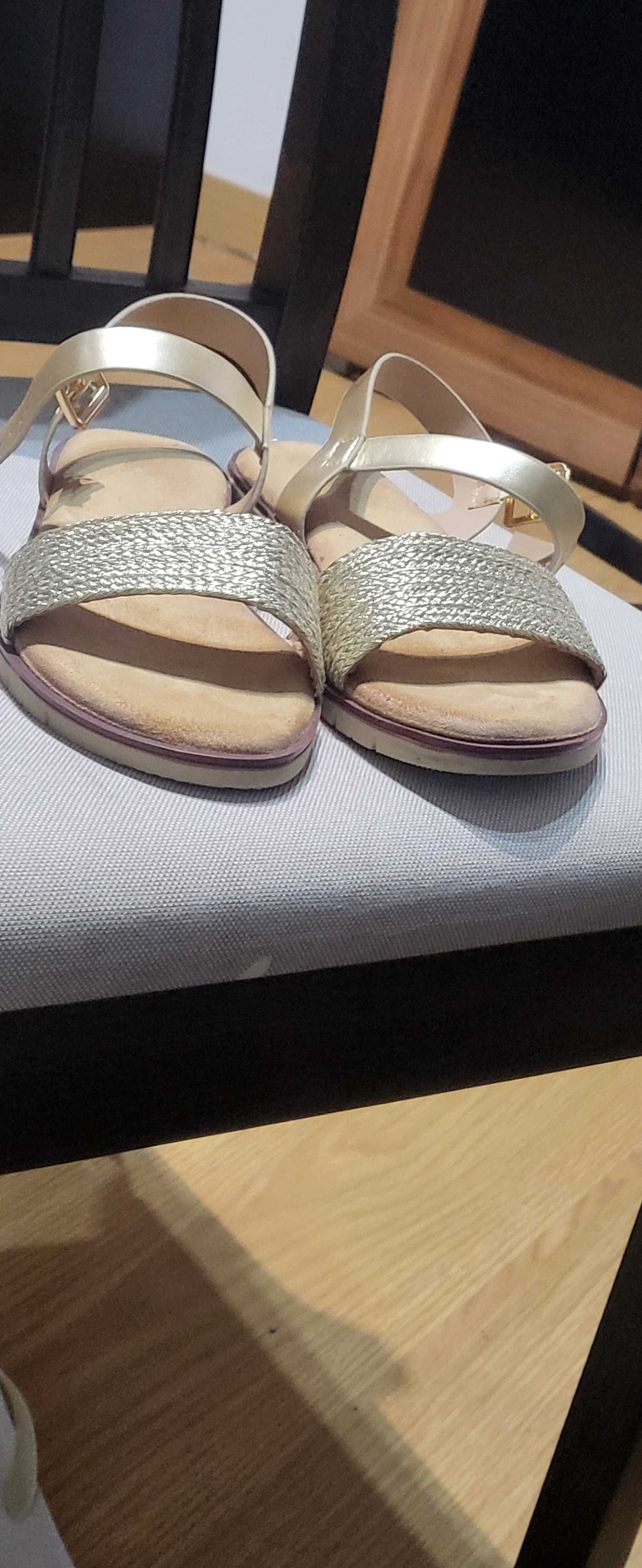 Sandalias douradas