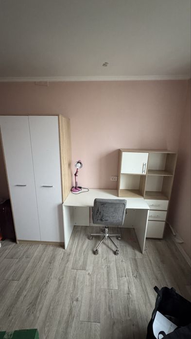 Стіл з шкафом в дитячу терміново
