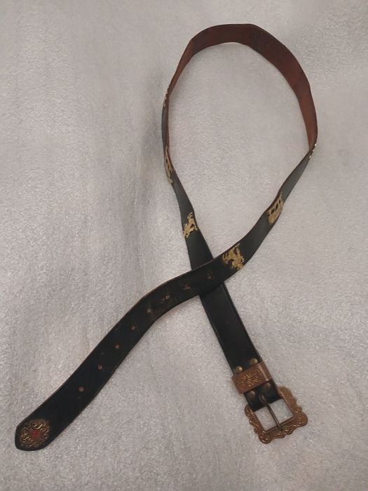 Антикварний шкіряний реміньі з латунною пряжкою та різними елементами