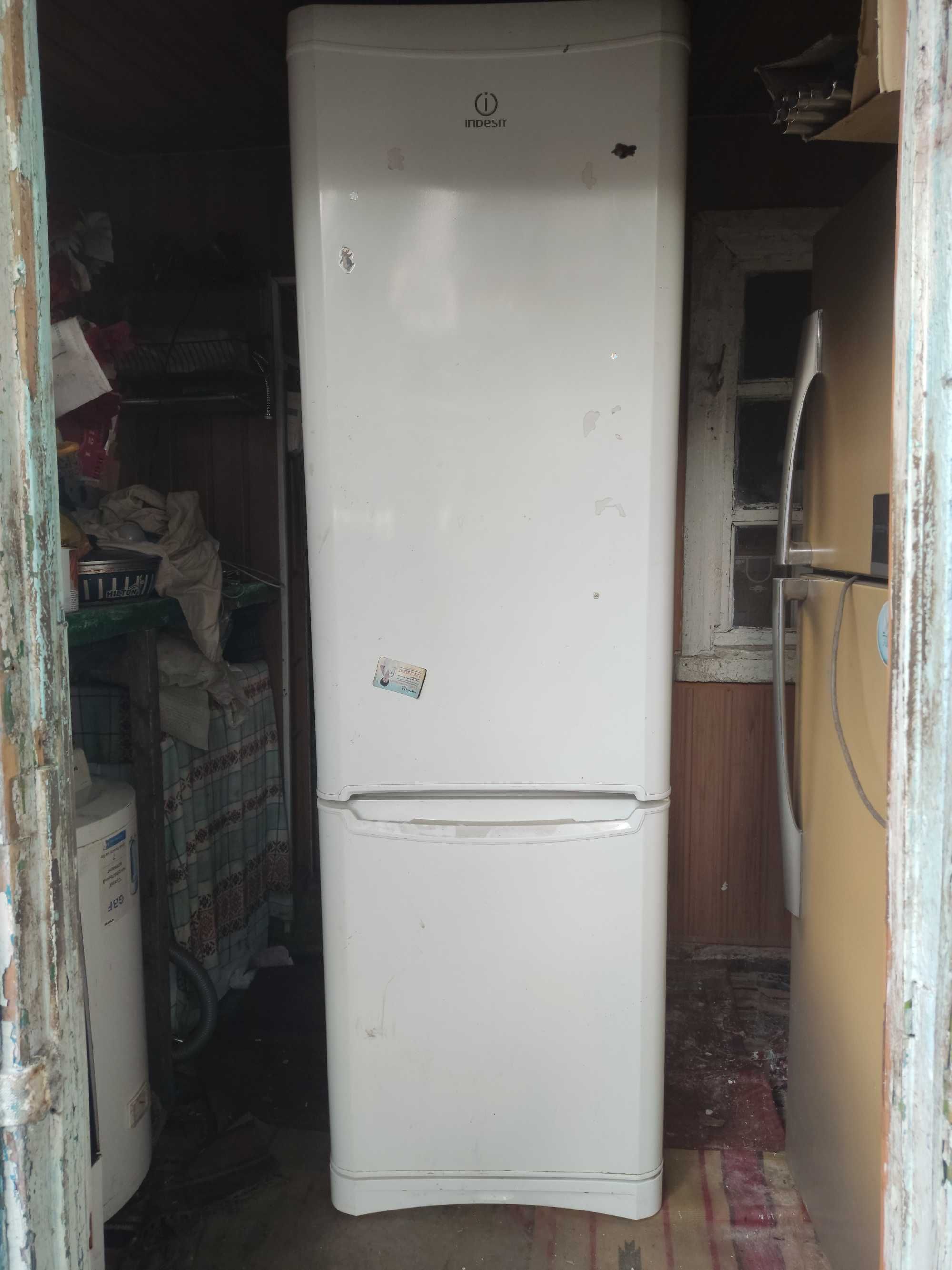 Продам холодильник индезит высокий