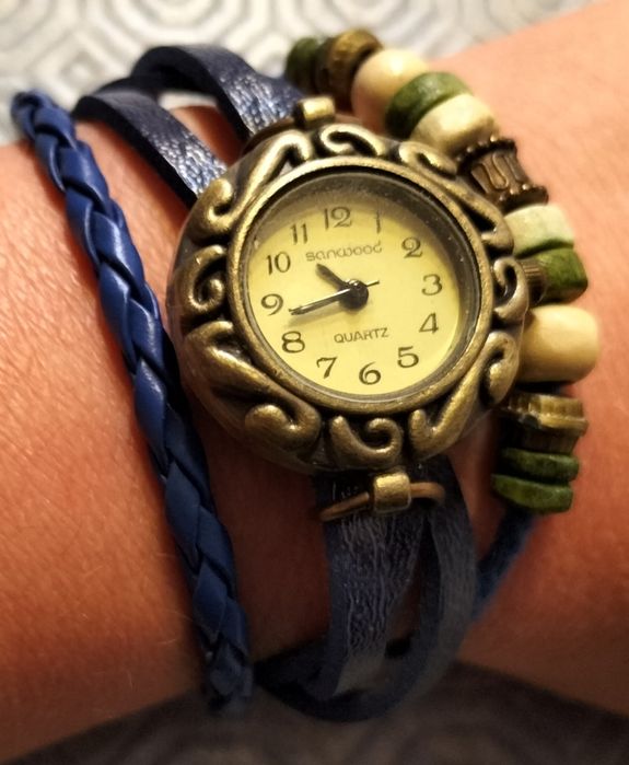 Vendo relógios com pulseiras