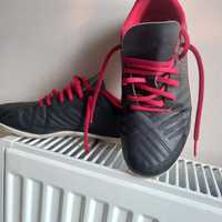 Buty sportowe chłopięce czarne z czerwonymi dodatkami
