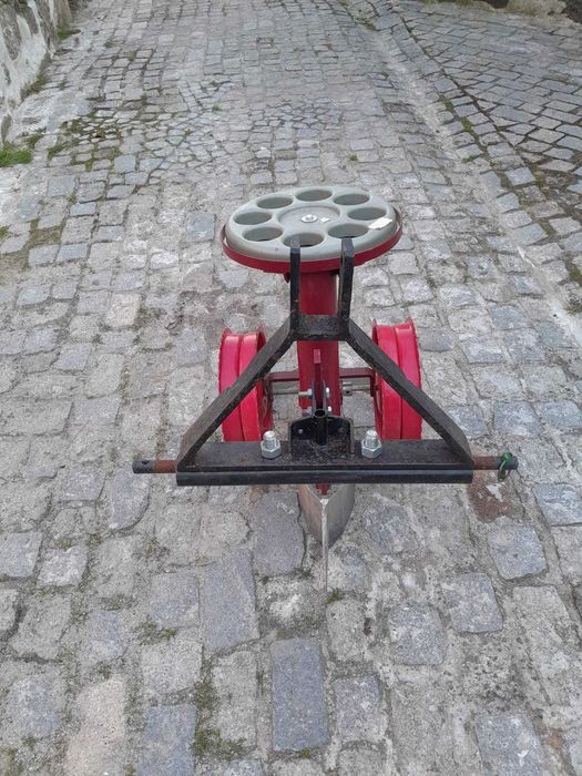 Plantador de batatas de uma linha para trator.