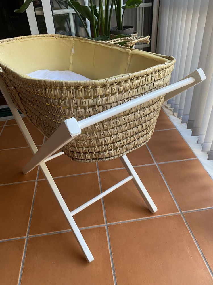Cesto bebé de verga com apoio de madeira