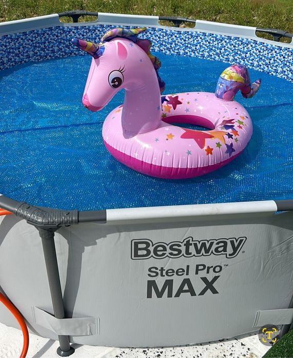 Basen stelażowy z wyposażeniem.