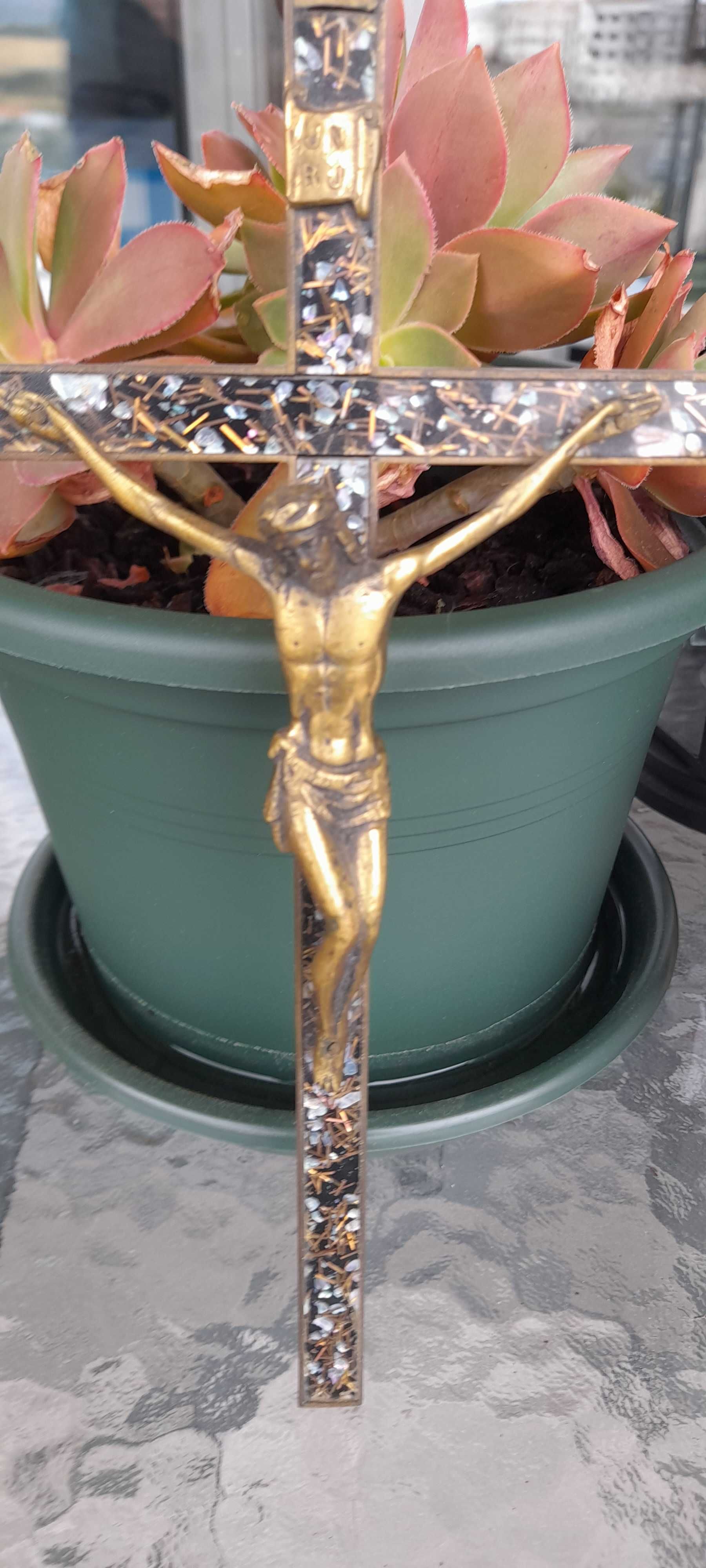 Crucifixo antigo em metal com madrepérola