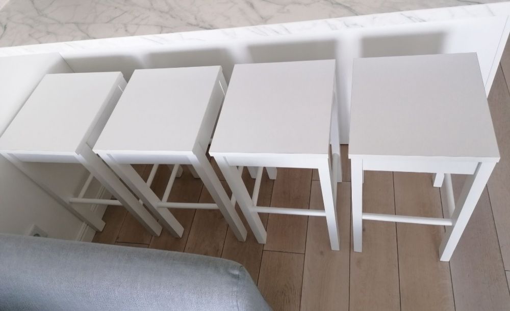 Białe stołki z drewna sosnowego, 2 lub 4 sztuki