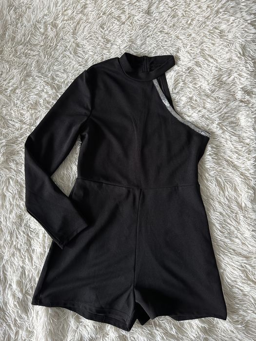 Вечірній чорний короткий комбінезон на одне плече з паєтками