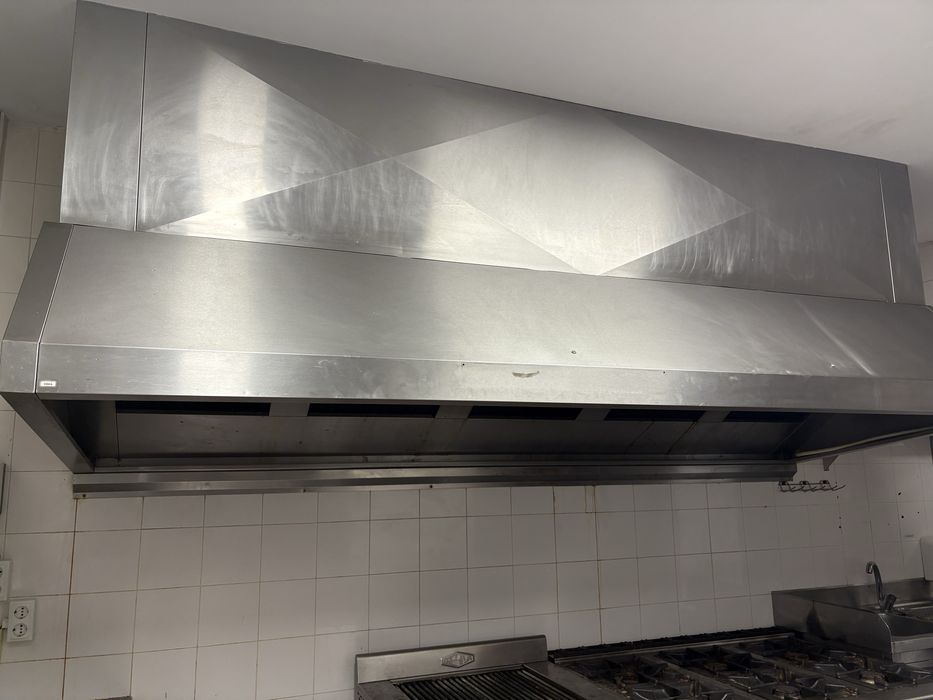 Chaminé com exautor  em inox a funcionar