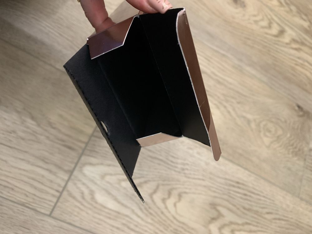Pudełko po perfumach Black Opium Yves Saint Laurent
