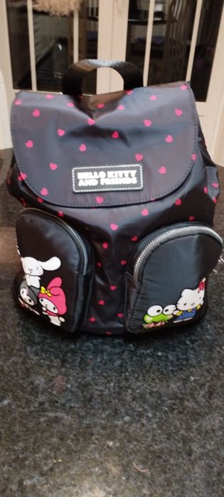 Mochila nova . Com bolsos