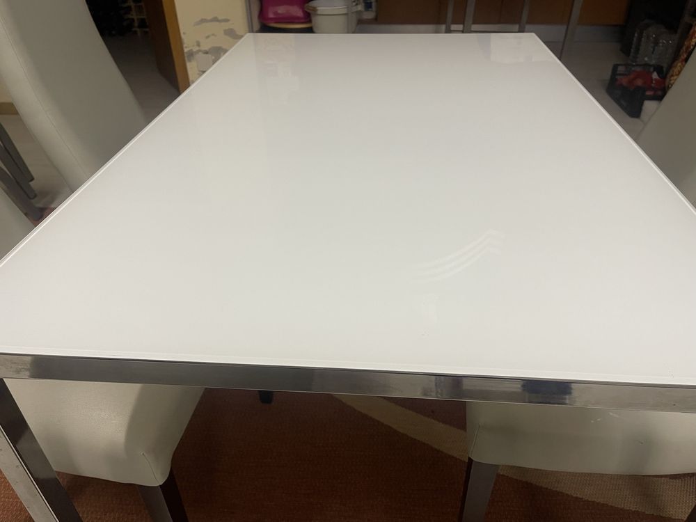 Mesa de cozinha com tampo em vidro