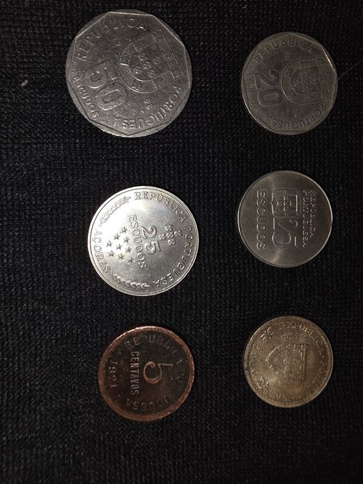 Moedas difrentes escudos