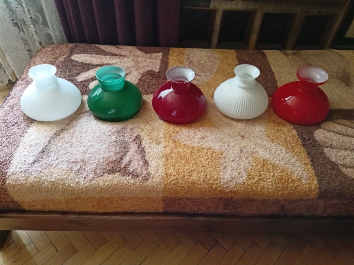 Szklane klosze do lamp.