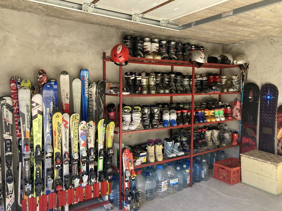 Горные и беговые лыжи, сноуборды,ботинки, палки,  шлемы, очки и костюм