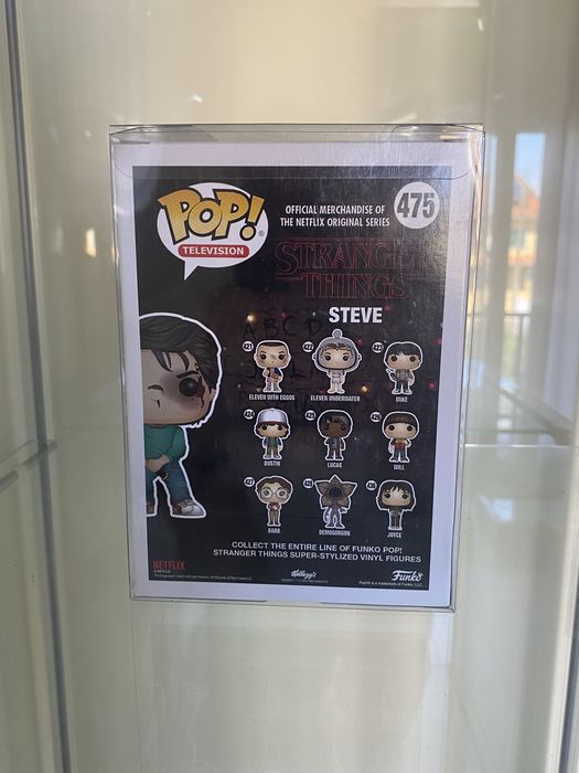 Funko pop stranger things steve raro com caixa protetora