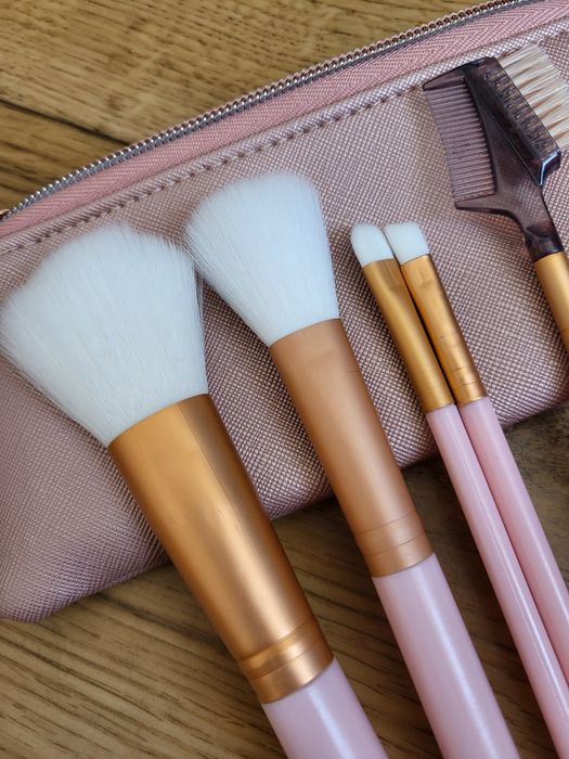 Zestaw pędzli do makijażu Avon w etui