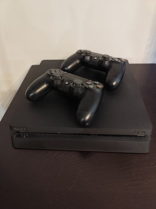 PS4 Slim 1TB com 2 comandos e 16 jogos.