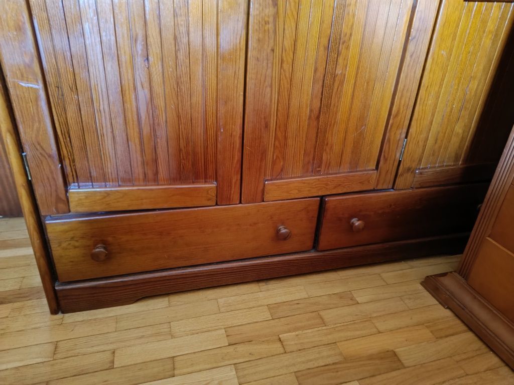 Guarda fatos em pinho envernizado transporte incluido