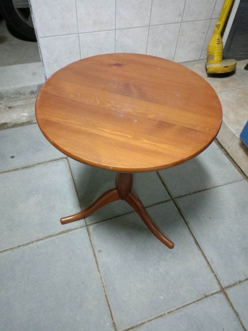 Fajny stolik drewniany