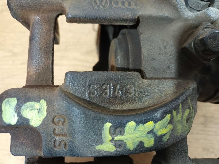 VW Passat B8 zacisk elektryczny jarzmo hamulcowy lewy tył tylny