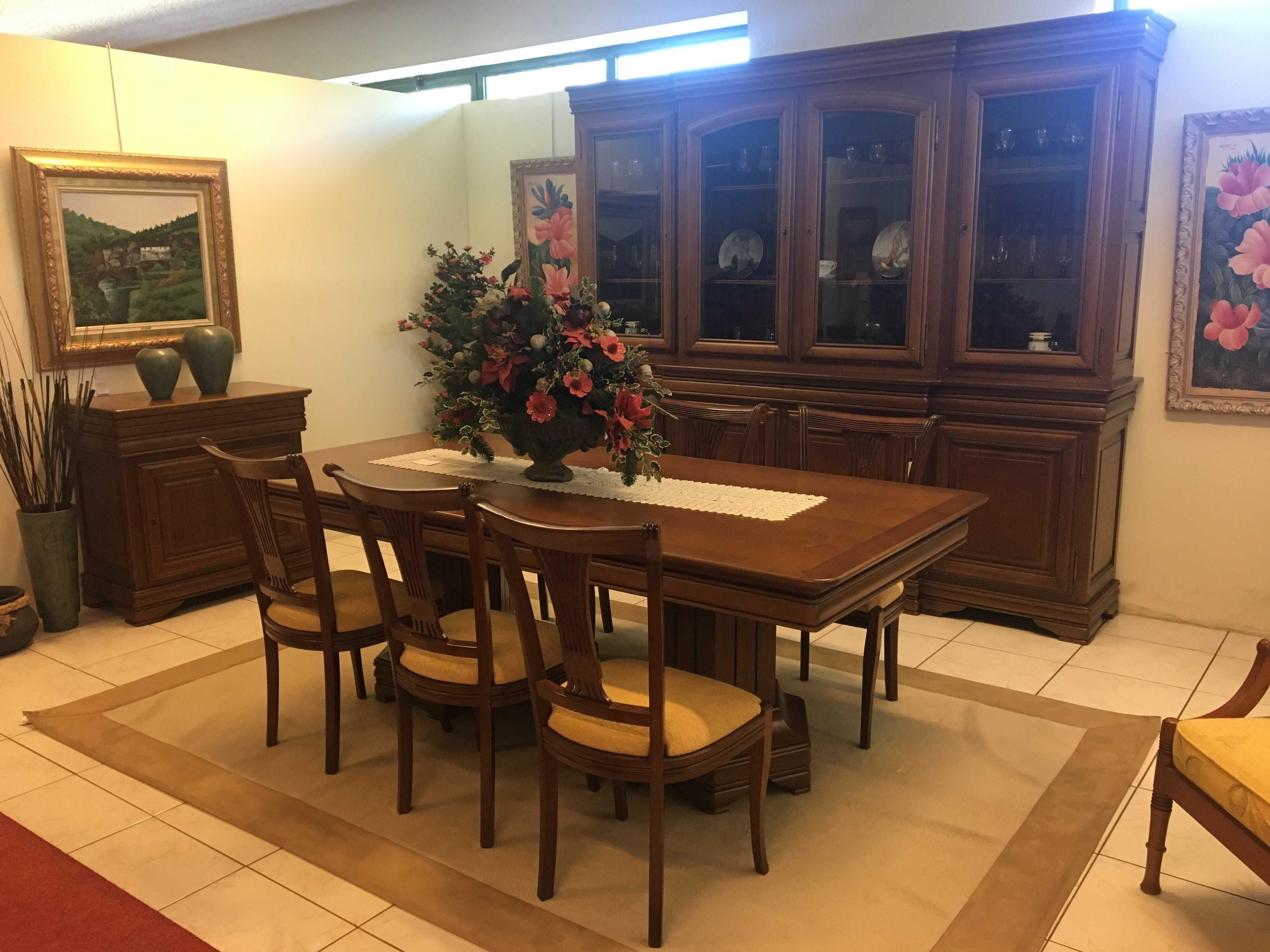 Sala em madeira maciça de castanho