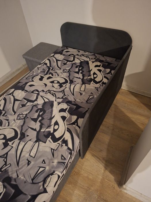 Łóżko tapczan biało - szary.