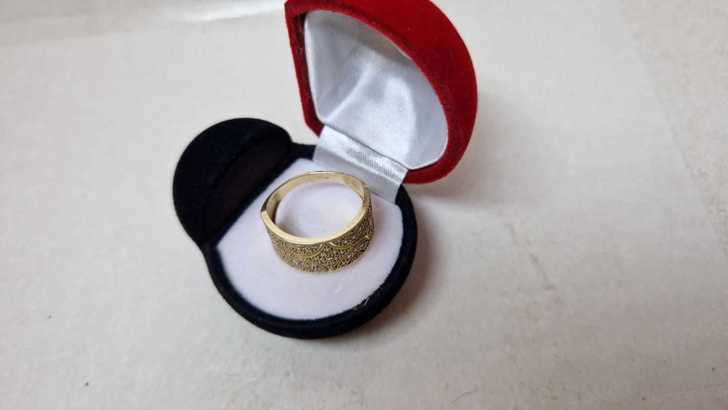Złoty pierścionek z cyrkoniami - 585 - rozmiar 21