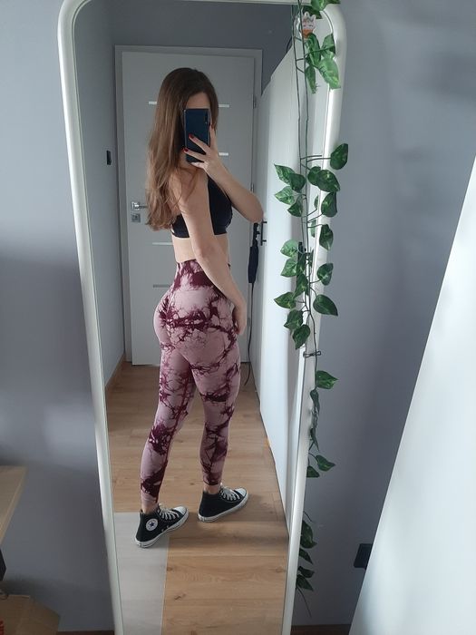 Różowe legginsy na siłownię