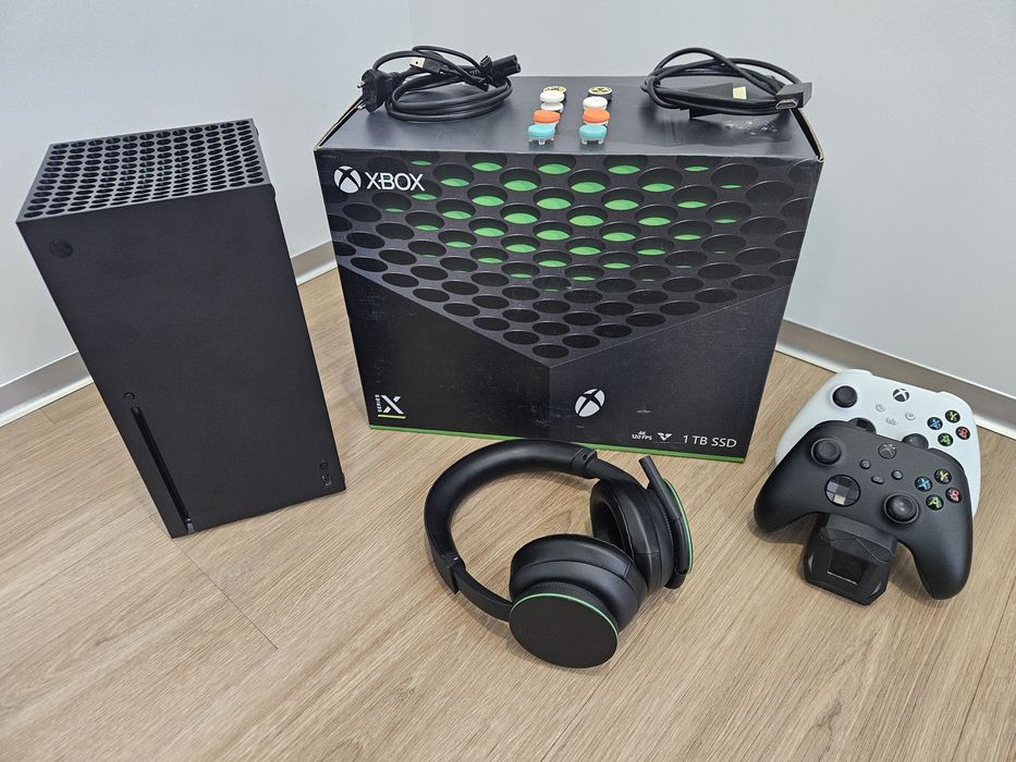 Xbox series X,  2 гєймпади, зарядка , накладки