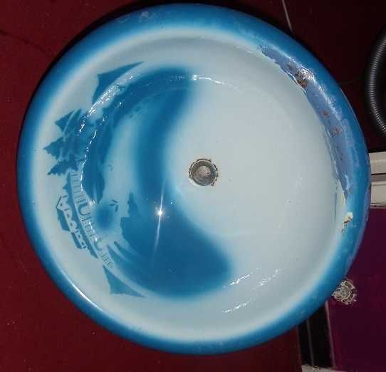 Lavatório muito antigo vintage em esmaltado de bacia com tubo