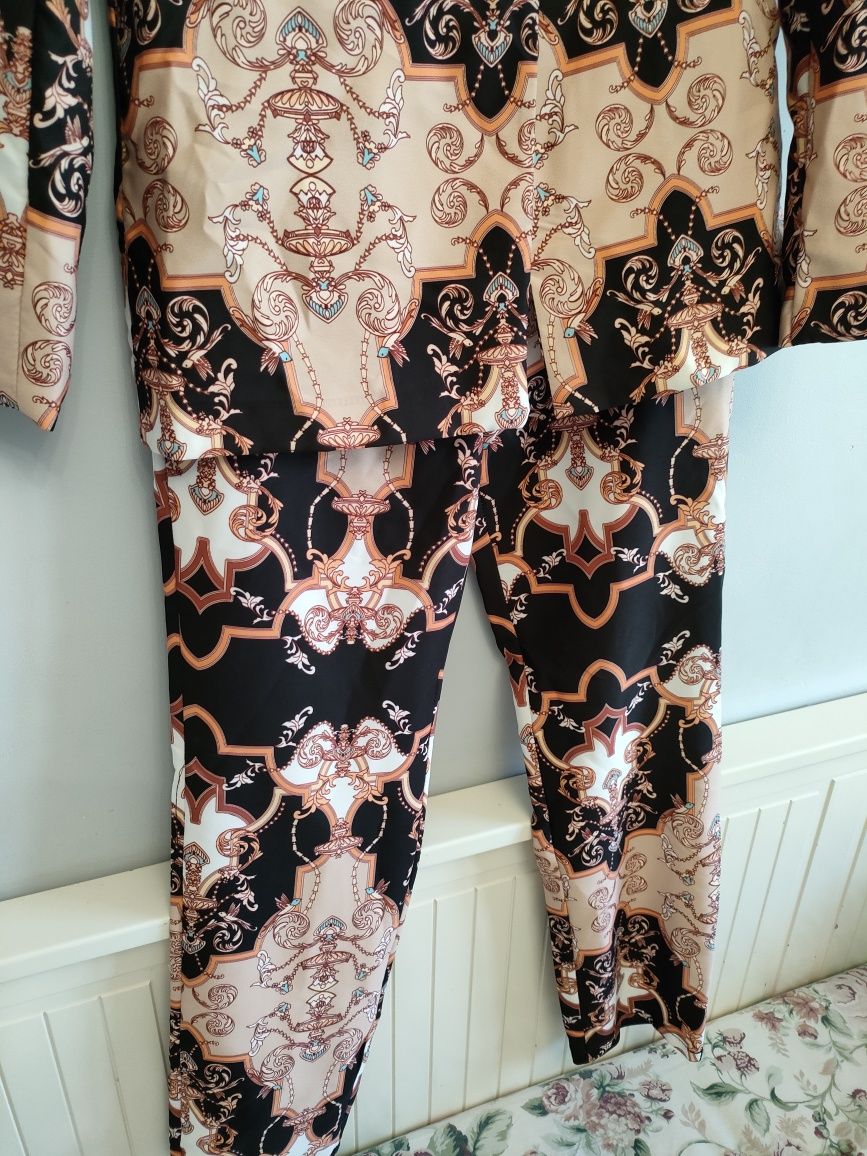 Kolorowy garnitur damski ornamenty brązowy Camel modny wzory