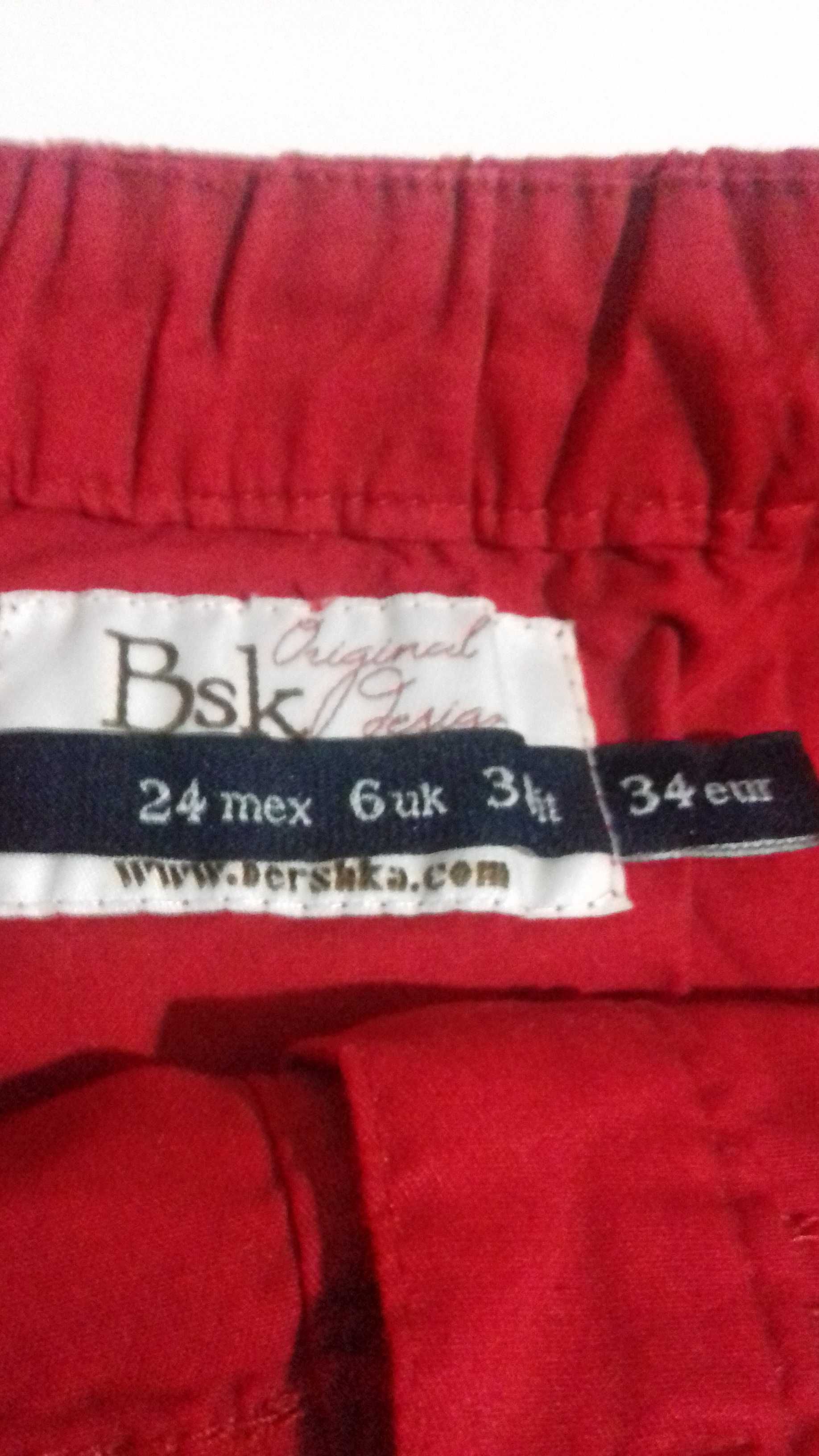 Calções em jardineira marca  Bershka