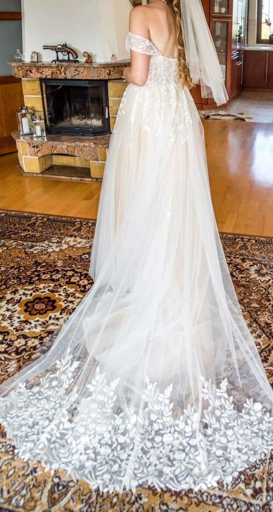 Suknia ślubna z trenem i opadającymi ramiączkami