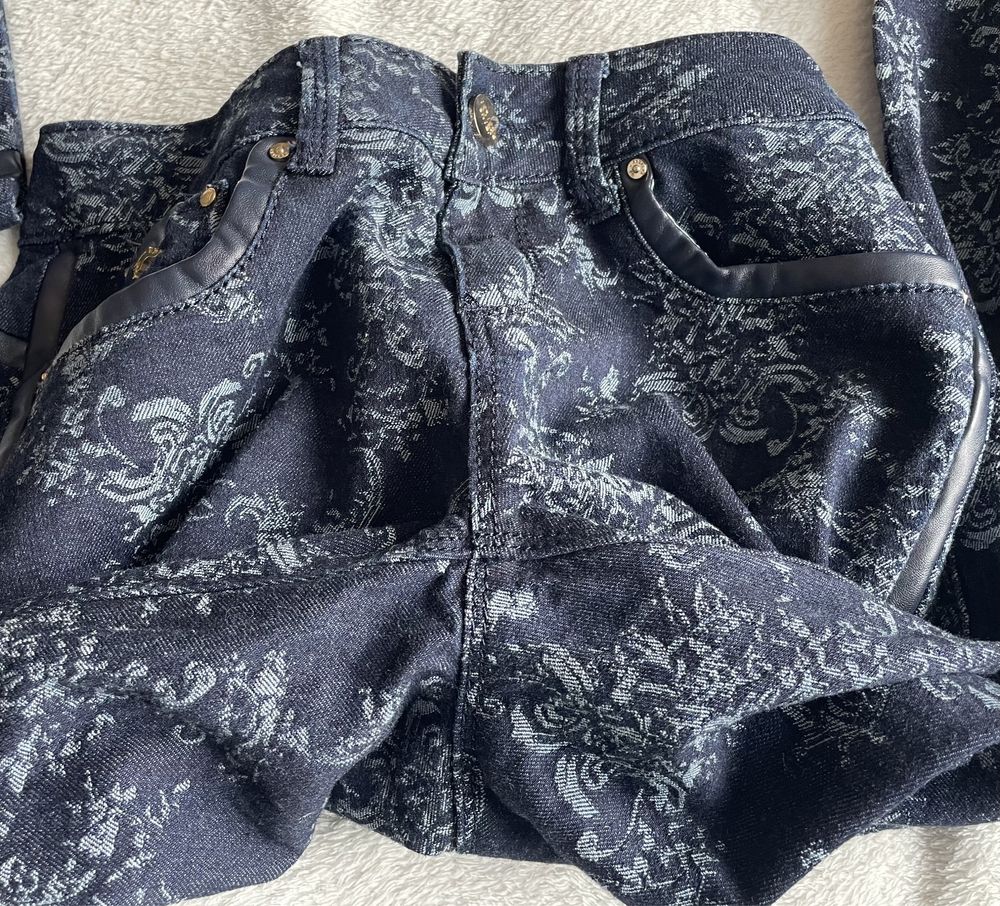 Nowe bez metki śliczne spodnie jeansowe Resalsa z motywem kwiatowym