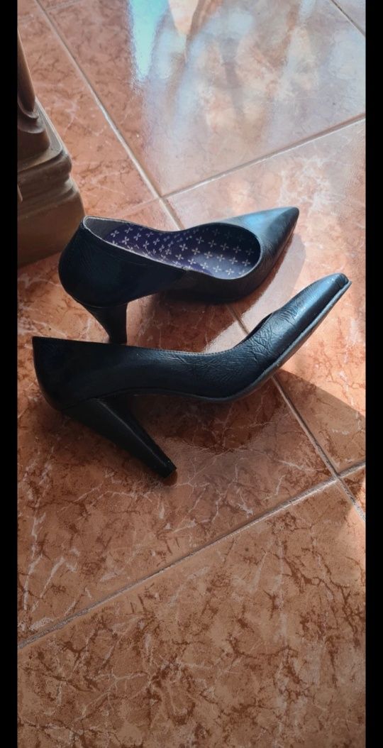 Sapatos na cor preta