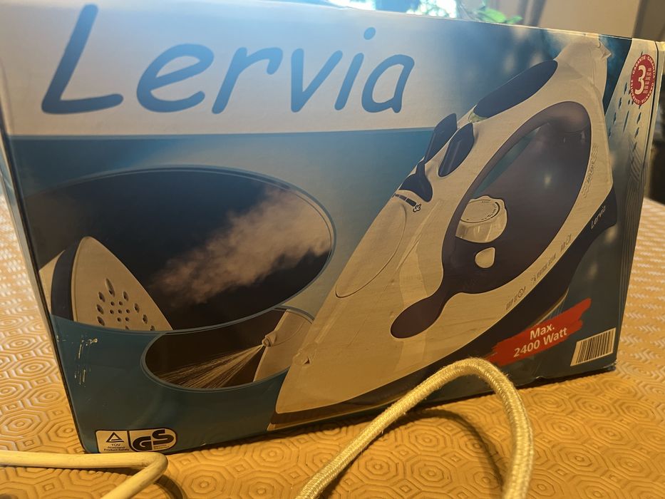 Ferro de engomar Lervia com um adaptador para ligar a tabua