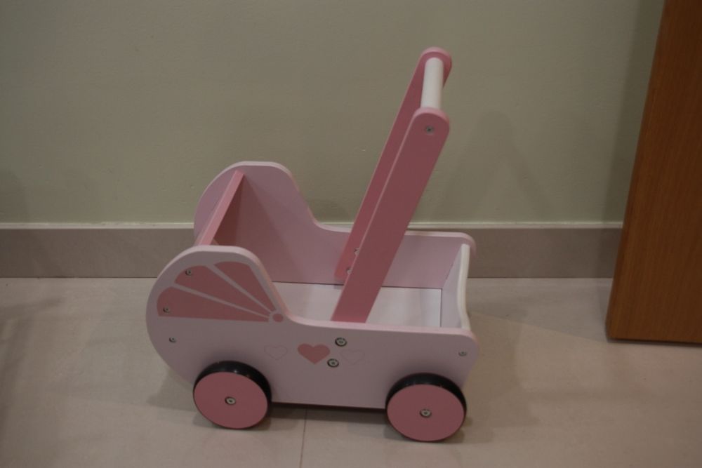 Berço e carrinho de bebê de brinquedo para menina