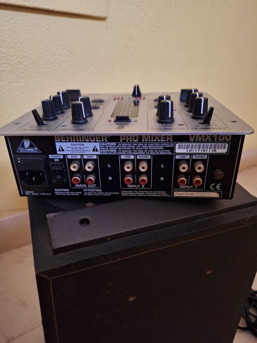 Mesa Mistura DJ BEHRINGER VMX100