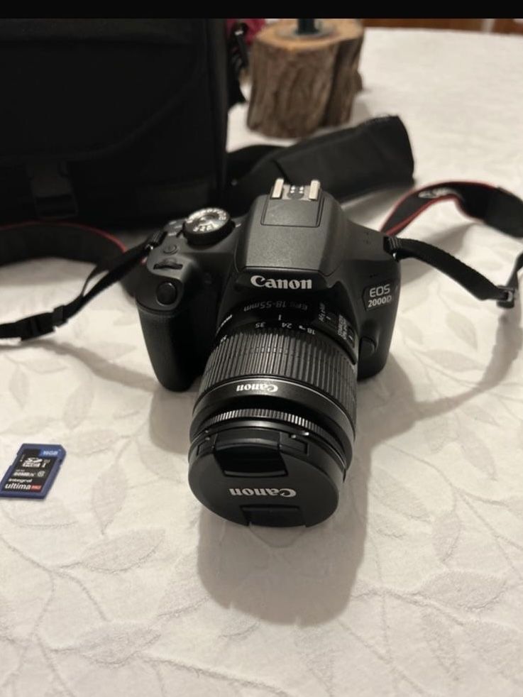 Máquina Fotográfica Canon EOS 2000D + 2 Cartões Memória