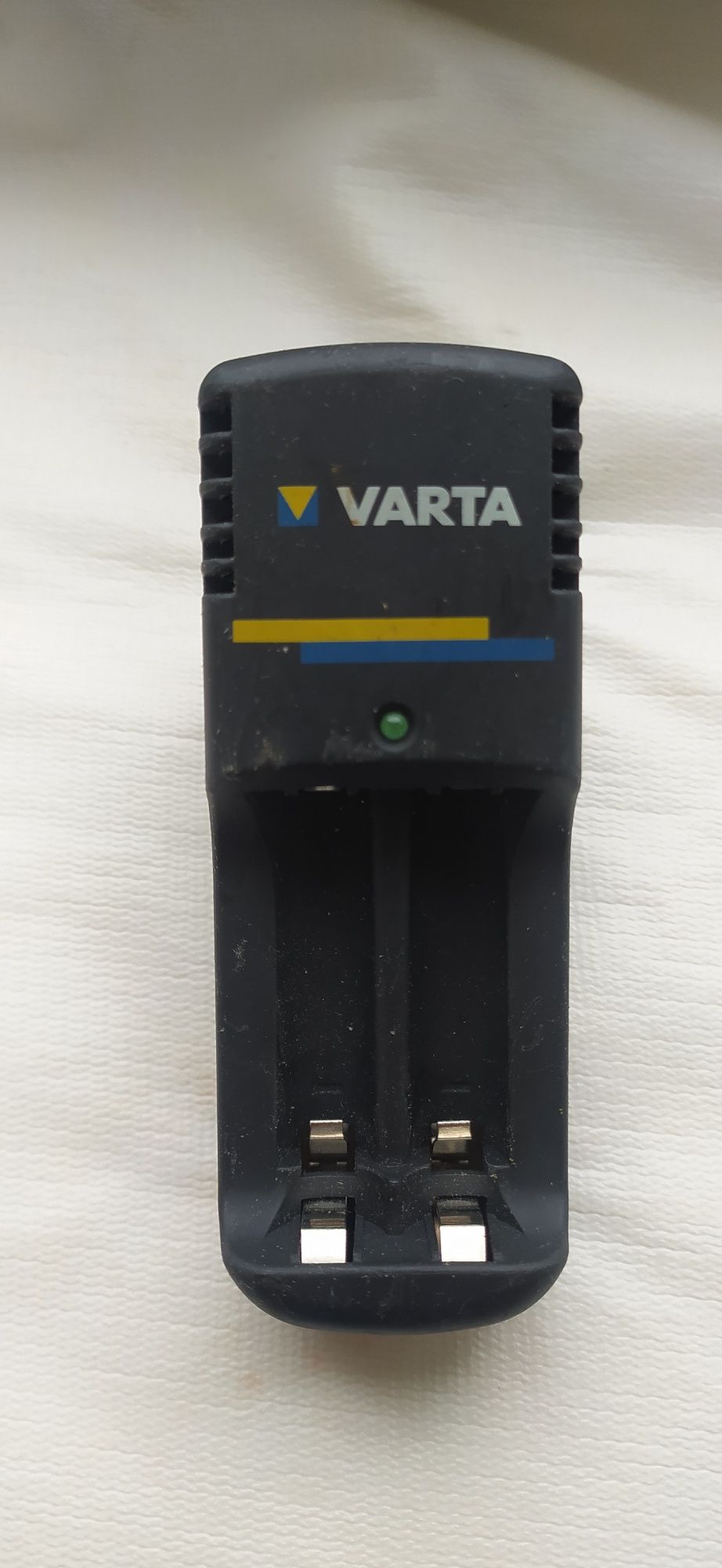Зарядное Varta для  аккумуляторов ААА и АА