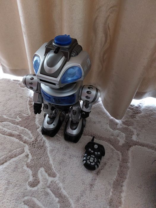 Робот з пультом керування