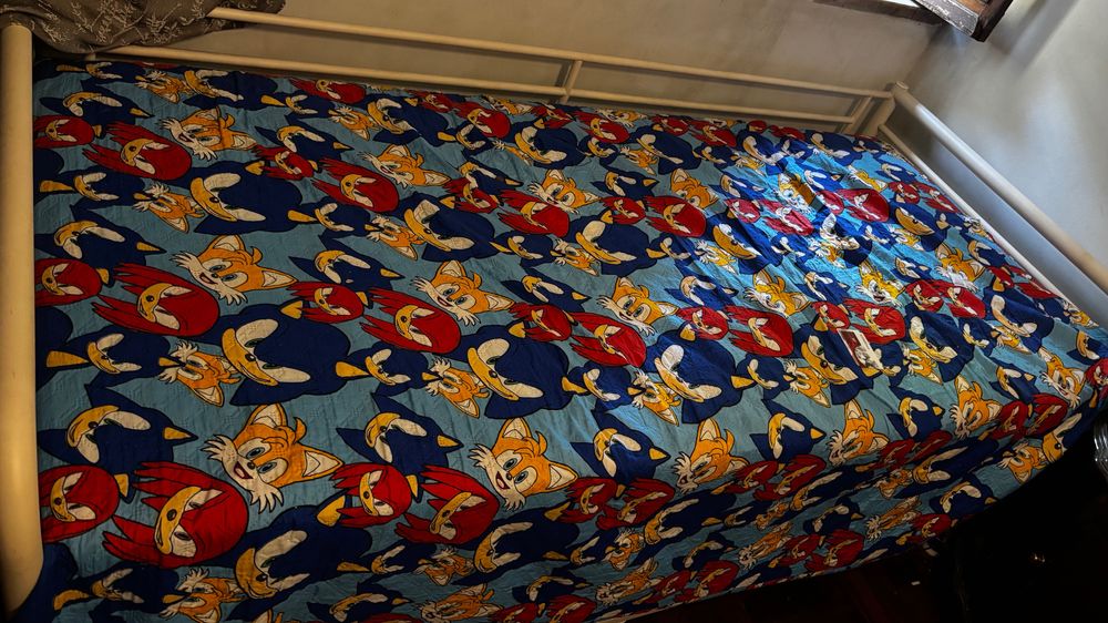 Cama solteiro com cama auxiliar, acompanha dois colchões Ikea.