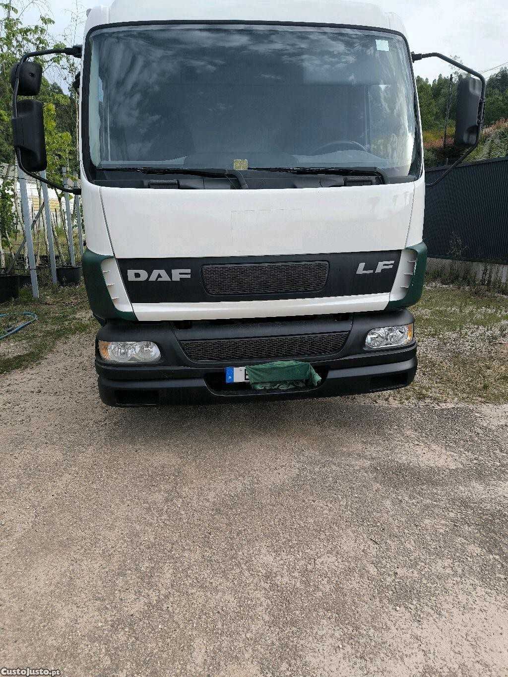 Camião DAF tribasculante com grua HIAB 122xs