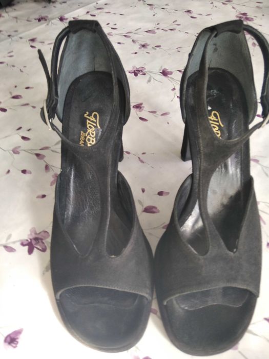 Sapato em camurça preta, muito elegante