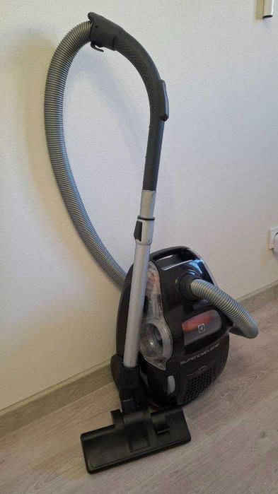 Пилосос без мішка Electrolux ESC63EB supercyclone