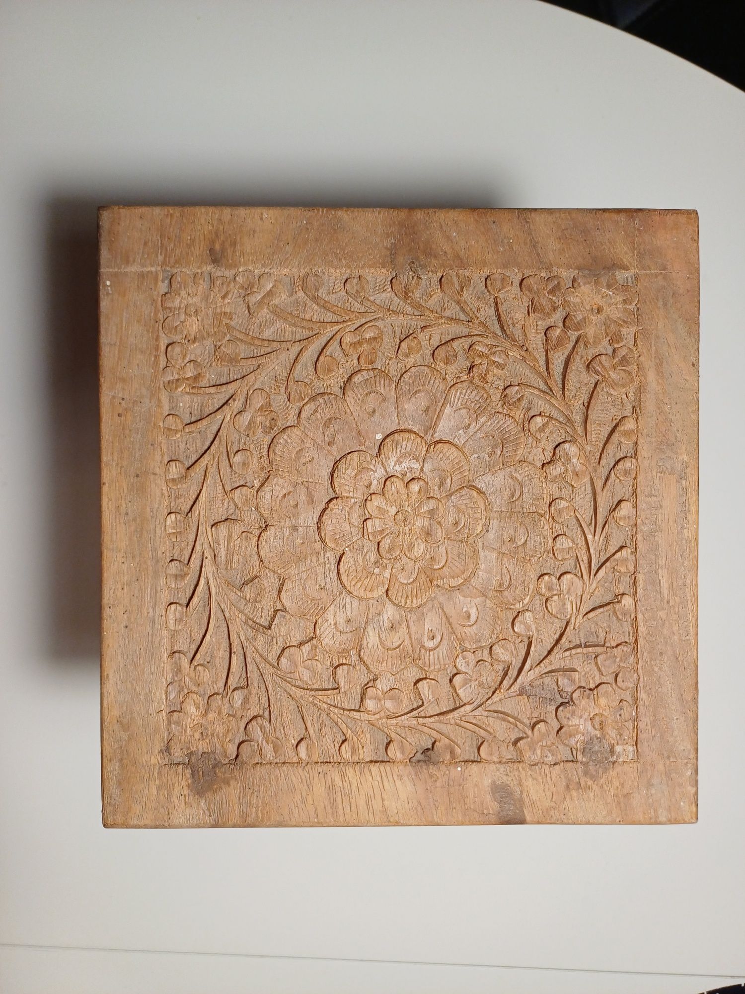 Drewniana, rzeźbiona szkatułka z podstawkami