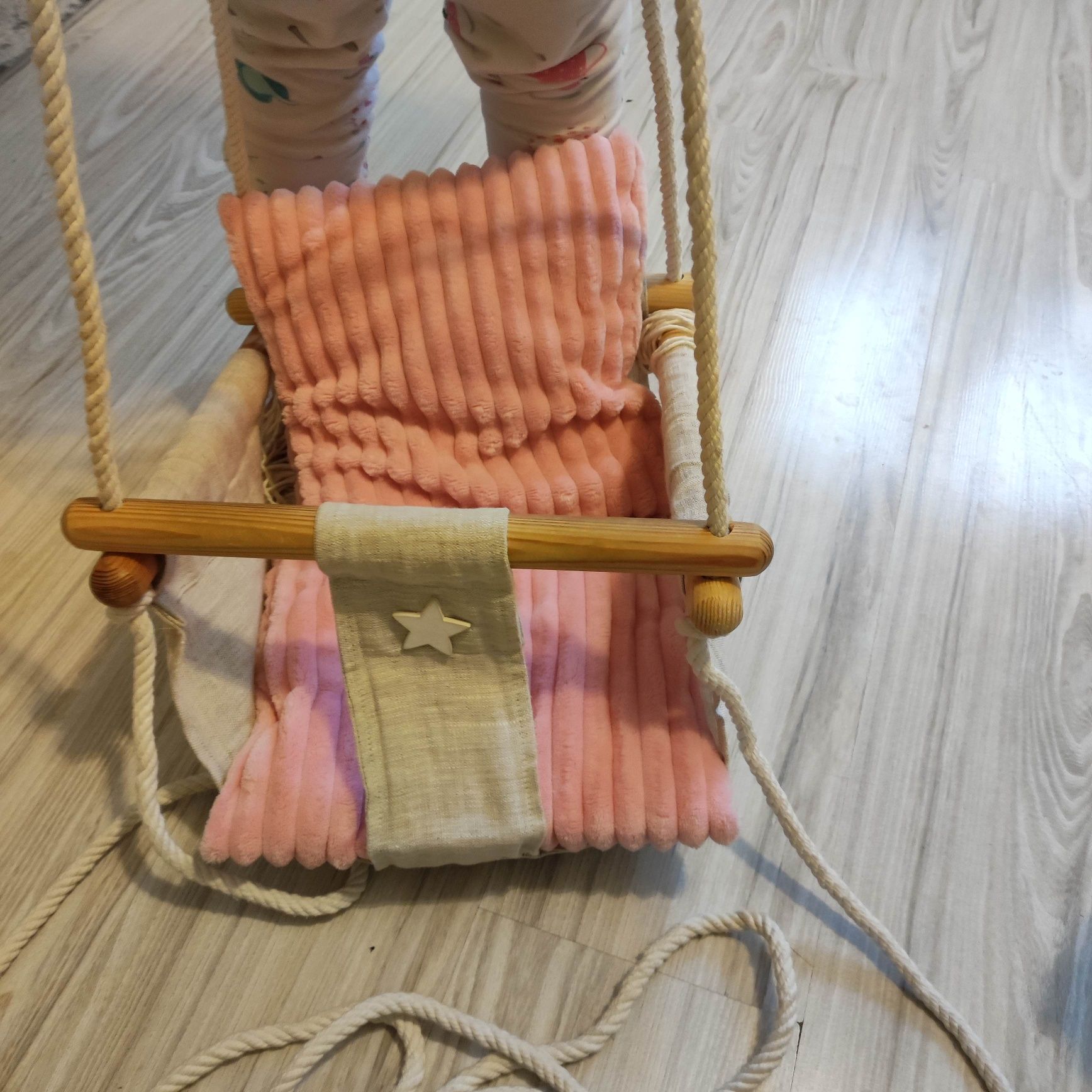 Huśtawka  drewniana dla dzieci z poduszkami