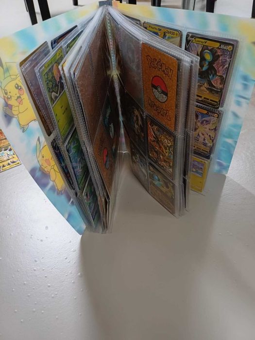 Klaser i 270 kart złotych, srebrnych , granatowych Pokemon